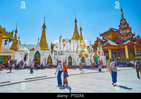 YANGON, MYANMAR - Februar 27, 2018: Die malerische Stupas mit goldenen Buddha Bilder in der Shwedagon Pagode Komplex, am 27. Februar in Yangon. Stockfoto