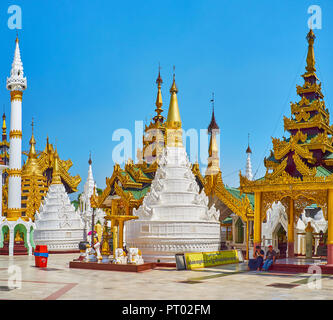 YANGON, MYANMAR - 27. FEBRUAR 2018: Die malerischen weißen Stupa mit geschnitzten Stuck Muster ist die Nachbildung der hti Schirm (oberer Teil der Pagode) Stockfoto