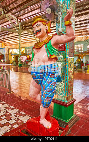 YANGON, MYANMAR - 27. FEBRUAR 2018: Die Skulptur der lachen Nat (Geist) in Ngar Htat Gyi Buddha Bild Haus, am 27. Februar in Yangon. Stockfoto