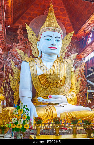 YANGON, MYANMAR - Februar 27, 2018: Den herrlichen goldenen Dekorationen von Ngar Htat Gyi Buddha Bild, in der Nga Htat Kyee Tempel, am 27. Februar in Stockfoto