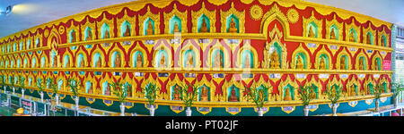 YANGON, MYANMAR - Februar 27, 2018 Panorama von der Wand mit hundert von malerischen Nischen und spendete Buddha Bilder inside, chaukhtatgyi Buddha Tempel, Stockfoto