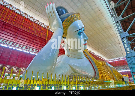 YANGON, MYANMAR - Februar 27, 2018: Die große Arm und hielt den Kopf des Riesen Chaukhtatgyi Liegenden Buddha in Tempel, am 27. Februar in Yangon. Stockfoto