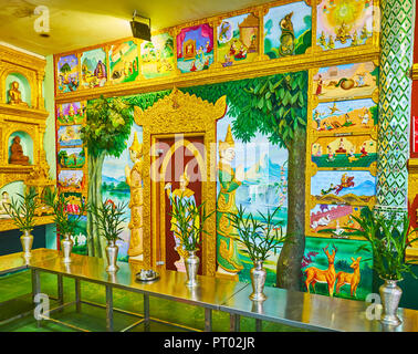 YANGON, MYANMAR - Februar 27, 2018: Die Wand Dekoration in Chaukhtatgyi Tempel, Skulpturen und Wandmalereien des Buddha Leben darstellen, am 27. Februar in Yangon Stockfoto