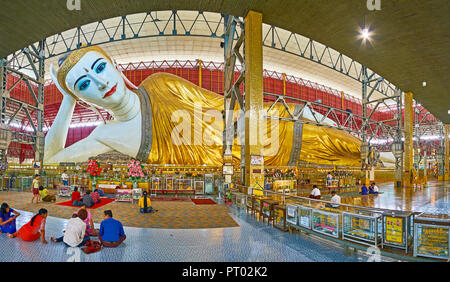 YANGON, MYANMAR - Februar 27, 2018: Panorama der Gebetsraum der Chaukhtatgyi Buddha Tempel mit riesigen Bild der liegende Buddha in der Mitte, auf Stockfoto