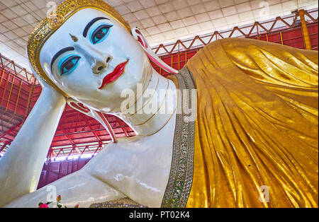 YANGON, MYANMAR - Februar 27, 2018: Die Nahaufnahme des Gesichts des Buddha der riesigen Chaukhtatgyi Liegenden Buddha Bild im Tempel, am 27. Februar in Yangon. Stockfoto
