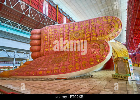 YANGON, MYANMAR - Februar 27, 2018: Die Nahaufnahme von Fußspuren der liegende Buddha in Chaukhtatgyi Buddha Tempel, am 27. Februar in Yangon. Stockfoto
