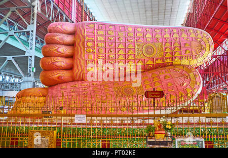 YANGON, MYANMAR - Februar 27, 2018: Der Altar an Fußabdrücke des Liegenden Buddha in Chaukhtatgyi Buddha Tempel, am 27. Februar in Yangon. Stockfoto