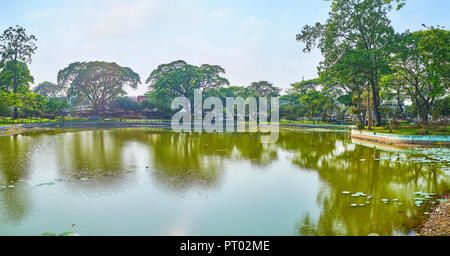 Die malerische und ruhige Kandawgyi Naturpark ist der beste Ort im Schatten der Bäume zu entspannen und die Sehenswürdigkeiten im Herzen der geschäftigen und lauten Stadt genießen, Yangon, M Stockfoto