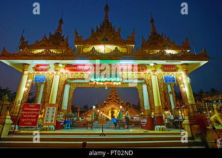 YANGON, MYANMAR - Februar 27, 2018: Das Tor Kyay Thone Pagode in Abend Beleuchtung sieht, am 27. Februar in Yangon. Stockfoto