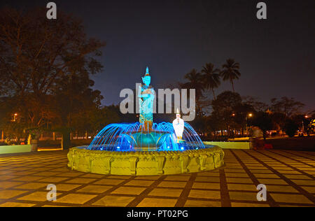 Die beleuchtung Brunnen in Theingottara Park, am Fuße des Singuttara Hill und West Tor der Shwedagon Pagode, Yangon, Myanmar. Stockfoto