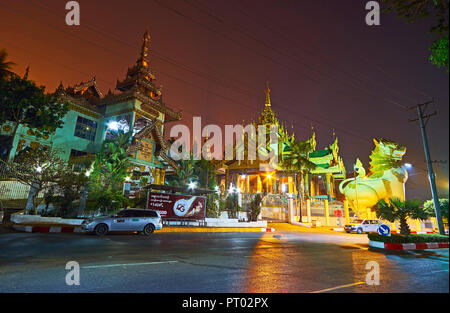 YANGON, MYANMAR - Februar 27, 2018: Die große Statuen von chinthe (leogryphs) am Nordtor der Shwedagon Zedi Daw, am 27. Februar in Yangon. Stockfoto