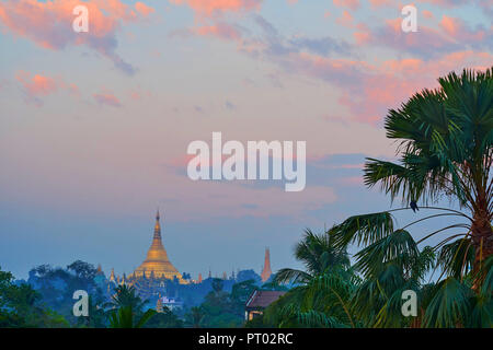 Den Sonnenaufgang Himmel mit hellen Wolken über dem goldenen Stupa Shwedagon Zedi Daw Pagode, Bahan Township, Myanmar. Stockfoto