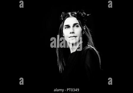 Paris (Frankreich): Porträt von PJ Harvey, englischer Musiker, Singer-Songwriter, Schriftsteller, Dichter und Komponist (alternativer Rock) Stockfoto