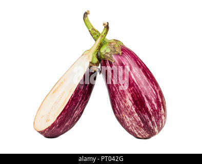 Raw violett Aubergine mit der Hälfte auf weißem Hintergrund Stockfoto