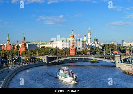 Blick auf den Kreml und der Moskwa aus der patriarchalischen Brücke Stockfoto