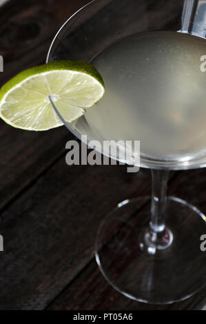 Glas daiquiri Cocktail auf hölzernen Tisch Stockfoto