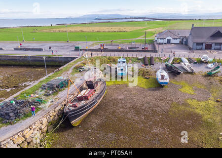 Ein Luftbild von Booten am Fluss Corrib im Claddagh Bereich von Galway in Irland, Galway Bay im Hintergrund. Stockfoto