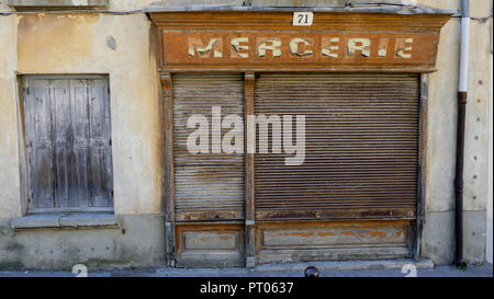 Alte geschlossen Kurzwaren shop, Carcassonne, Aude, Frankreich Stockfoto