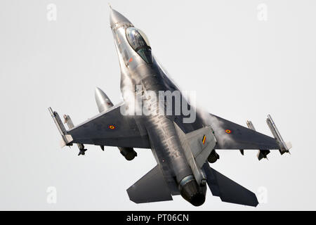 FLORENNES, Belgien - May 15, 2017: Belgische Luftwaffe F-16 Fighter Jets Vorbeiflug. Stockfoto