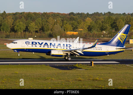 EINDHOVEN, Niederlande - 27.Oktober 2017: Boeing 737 Flugzeug von Ryanair zu landen auf dem Flughafen Eindhoven. Stockfoto