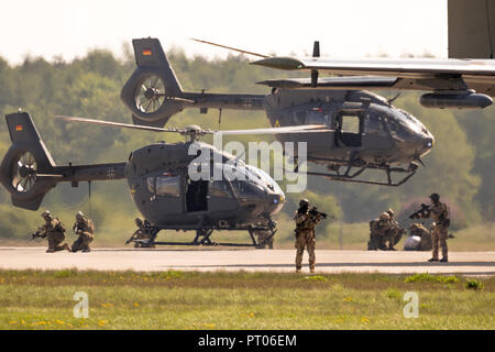 BERLIN, DEUTSCHLAND - Apr 27, 2018: Bundeswehr Airbus H 145 M Hubschrauber und spezielle Kräfte durchführen einer militärischen Vorführung auf der ILA Berlin Air Stockfoto