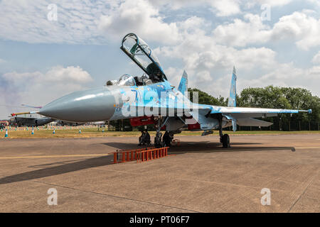 FAIRFORD, ENGLAND - May 13, 2018: ukrainische Luftwaffe Suchoi Su-27 Fighter Jet auf dem Rollfeld des RAF Fairford Airbase Stockfoto