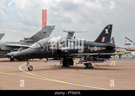 FAIRFORD, ENGLAND - May 13, 2018: Die britische Royal Air Force BAe Hawk trainer Jet auf dem Rollfeld des RAF Fairford Airbase. Stockfoto