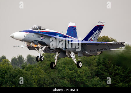 FAIRFORD, ENGLAND - May 13, 2018: Canadian Air Force F-18 Hornet Kampfjet Landung auf RAF Fairford Airbase. Stockfoto