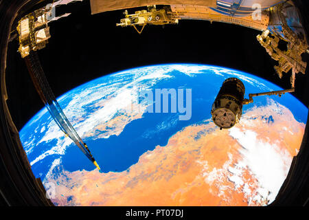 Der JAXA (Japan Aerospace Exploration Agency) H-II-Transferfahrzeug-5 oder "Kounotori' in den Griffen des Canadarm 2 Rob der Internationalen Raumstation Stockfoto