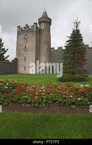 Ansicht der äußeren Mauer der Burg aus Killyeagh itsstreet in Killyeagh, Downpatrick, County Down, Nordirland, Großbritannien Stockfoto