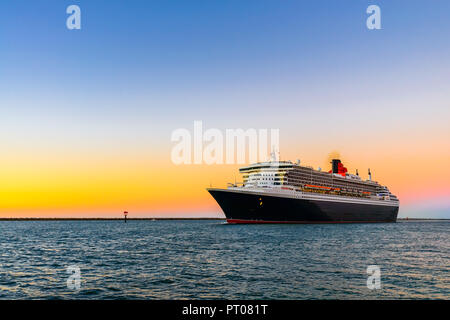 Adelaide, Australien - 16. Februar 2018: Flaggschiff der Cunard Line Queen Mary 2 mit Menschen an Bord Verlassen äußeren Hafen für Kreuzfahrtschiffe in Melbourne Stockfoto