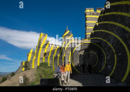 Gelb, Kunst, exzentrisch, konzentrische Kreise, Carcassonne, Carcassone, Castle, Fort, Stadtmauer, Aude, Provinz, Region, im Süden von Frankreich, Frankreich, Französisch, Europa, Europäische Stockfoto