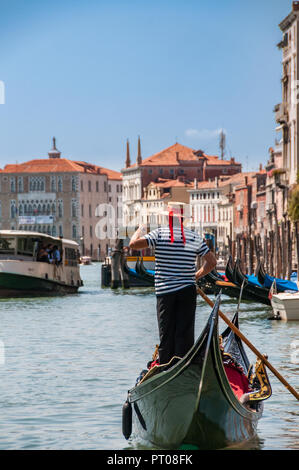 Die Gondel ist ein traditionelles, flachen venezianischen Ruderboot Es ist die häufigste watercraft in Venedig. Stockfoto