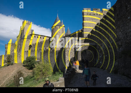 Gelb, Kunst, exzentrisch, konzentrische Kreise, Carcassonne, Carcassone, Castle, Fort, Stadtmauer, Aude, Provinz, Region, im Süden von Frankreich, Frankreich, Französisch, Europa, Europäische Stockfoto