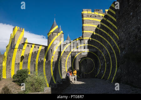 Gelb, Kunst, exzentrisch, konzentrische Kreise, Carcassonne, Carcassone, Castle, Fort, Stadtmauer, Aude, Provinz, Region, im Süden von Frankreich, Frankreich, Französisch, Europa, Europäische Stockfoto