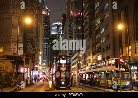 Straßenbahnen in Zentral auf der Insel Hong Kong Stockfoto