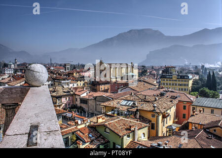 Dächer von Riva del Garda von Torro apponale fotografiert. Stockfoto