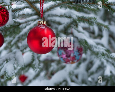 Schnee Weihnachten Lampen außerhalb hängend Stockfoto