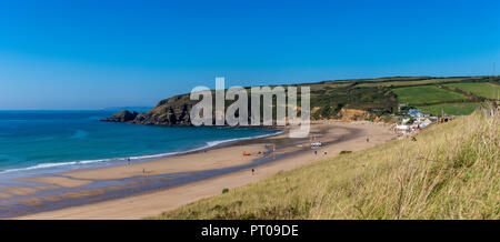 Panoramablick auf Praa Sands von der Klippe in Richtung der Landspitze, die geschwungenen Strand schützt. Stockfoto