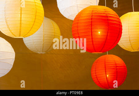 Viele bunte Ballon Papier Lampen gegen einen hölzernen Hintergrund Stockfoto