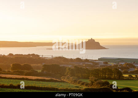 St Michael's Mount sitzt in Mount's Bay an der Südküste von Cornwall, in der Nähe der Stadt von Marazion. Stockfoto