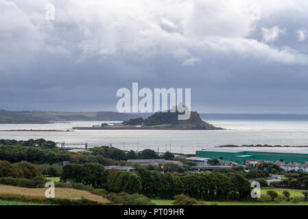 St Michael's Mount sitzt in Mount's Bay an der Südküste von Cornwall, in der Nähe der Stadt von Marazion. Stockfoto