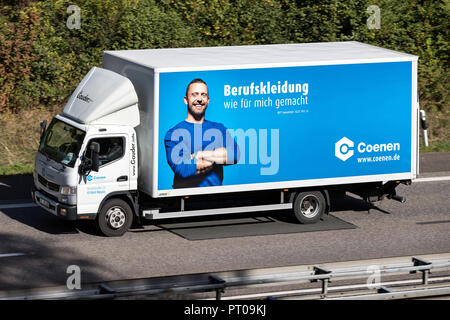 Coenen Lkw auf der Autobahn. Coenen bietet eine umfassende Palette an Produkten von Arbeits-, Werk- und Industrietechnik. Stockfoto