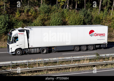 Girteka Lkw auf der Autobahn. Girteka Logistik ist Europas führender Asset Based Transport Unternehmen, mehr als 420.000 Komplettladungen jährlich liefern Stockfoto