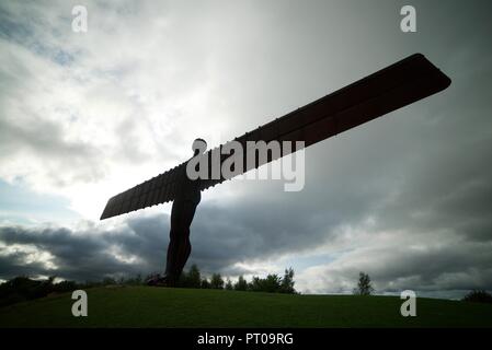 Die Ansicht zu der Engel des Nordens Statue/Skulptur in Tyneside, in der Nähe von Newcastle. Die berühmteste Sehenswürdigkeit in England. Stockfoto