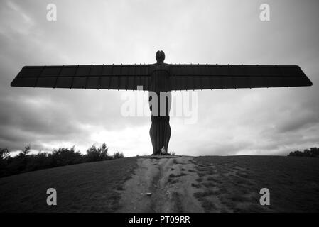 Der Engel des Nordens Statue in Schwarz und Weiß. Die berühmte Skulptur in Gateshead, Tyneside, in der Nähe von Newcastle. Stockfoto