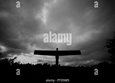 Der Engel des Nordens Statue in Schwarz und Weiß. Die berühmte Skulptur in Gateshead, Tyneside, in der Nähe von Newcastle. Stockfoto