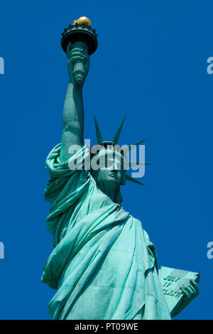 Die Freiheitsstatue im Hafen von New York an einem Sommertag in den USA Stockfoto