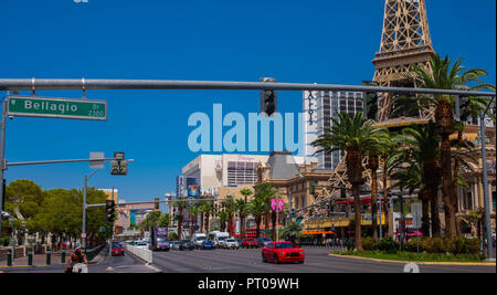 Las Vegas Boulevard aka der Streifen mit den Hotel Paris und der Flamingo Hotel Stockfoto