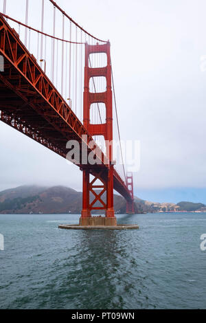 Die Golden Gate Bridge in Kalifornien, aufgenommen von unten, nahe der Stelle, an der Hitchcock Kim Novak in Vertigo an einem nebligen Morgen drehte. Stockfoto